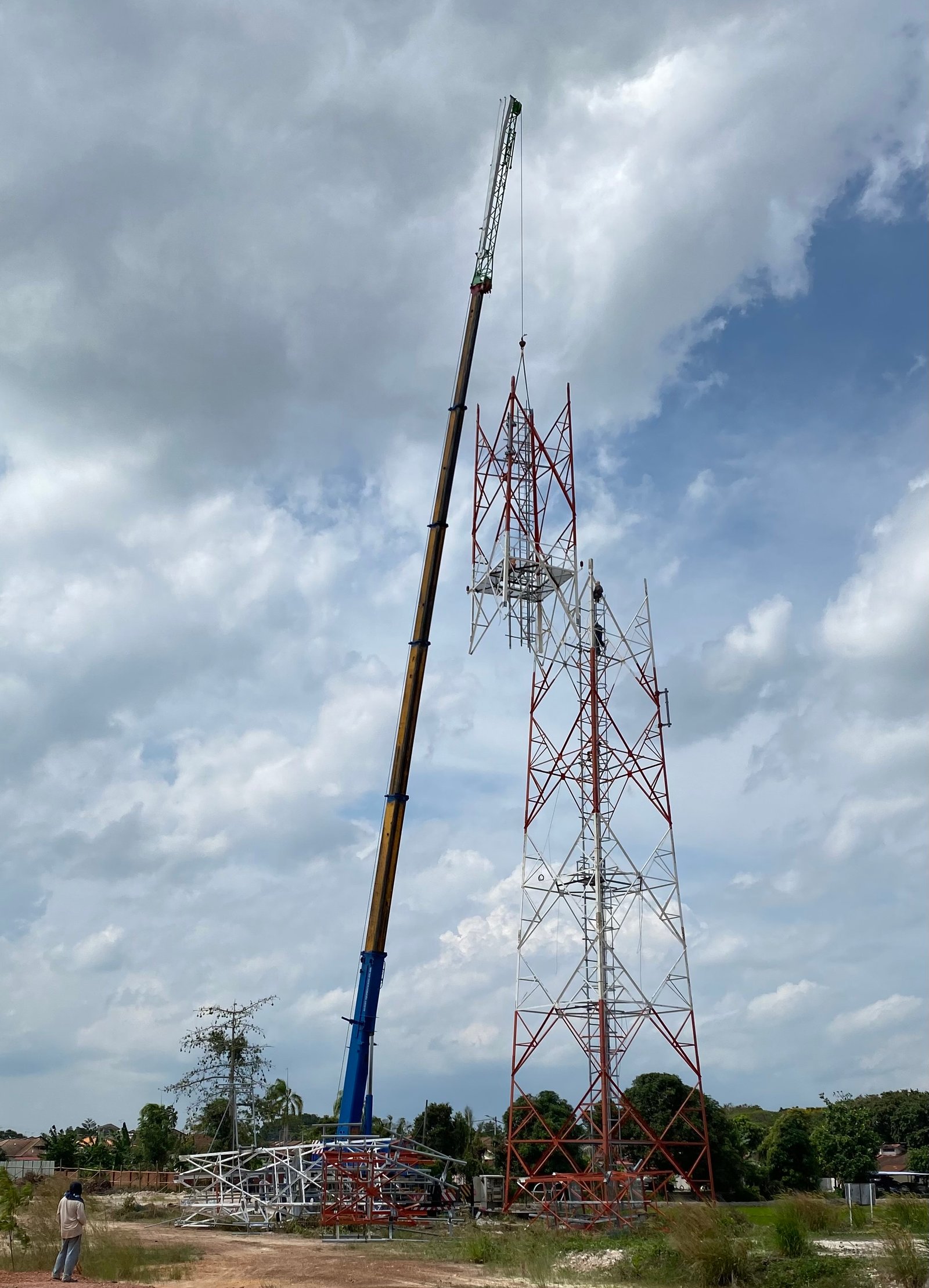 Job Supply Crane 80 Ton & 25 Ton with Fly Jib 64.3m Dismatled Tower Communications & Repair Access Road